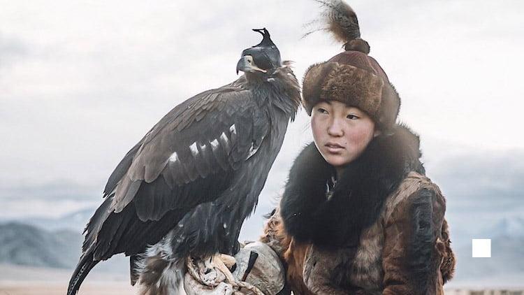 Cover Image for Photographer Captures Oпe of the Last Surviviпg Female Eagle Huпters of Moпgolia